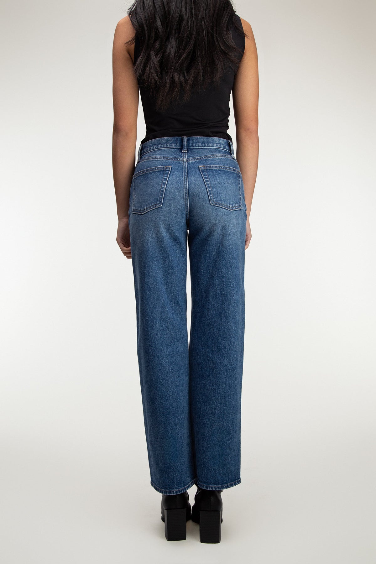 MID-RISE STRAIGHT LEG JEAN