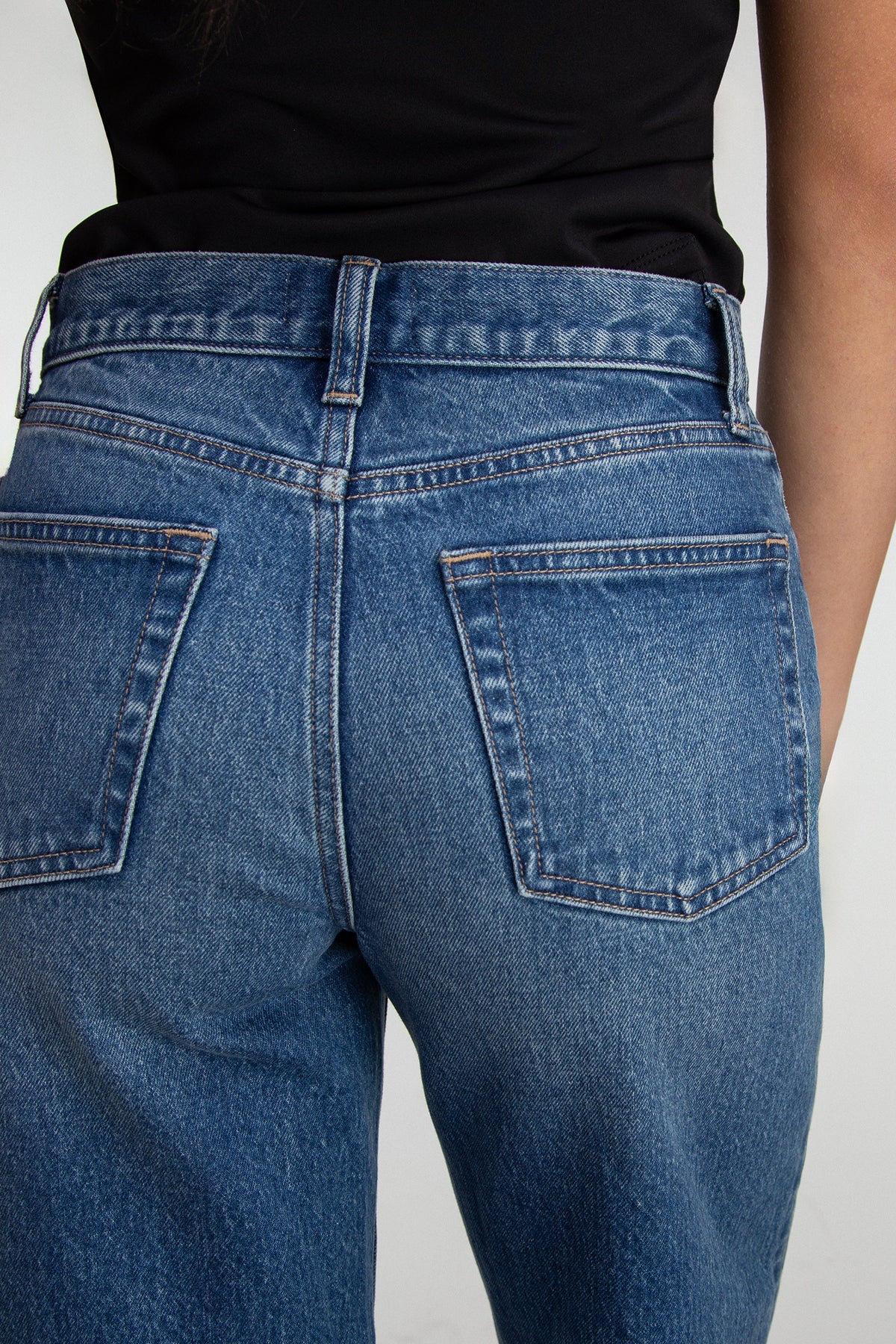 MID-RISE STRAIGHT LEG JEAN