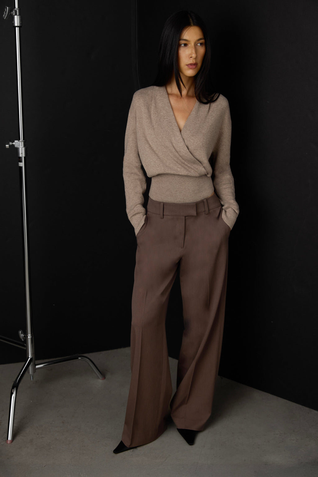 LOW-RISE STRAIGHT LEG TROUSER